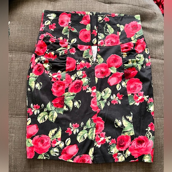 Rose pencil skirt size XL fits more like 10-12 - Picture 2 of 2